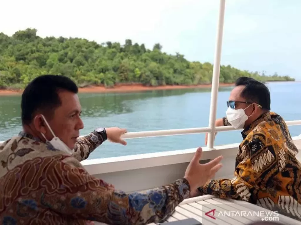 Mendagri Muhammad Tito Karnavian dan Gubernur Kepri, Ansar Ahmad tengah menikmati alam laut di Kepulauan Riau. (photo/ANTARA/Ogen)