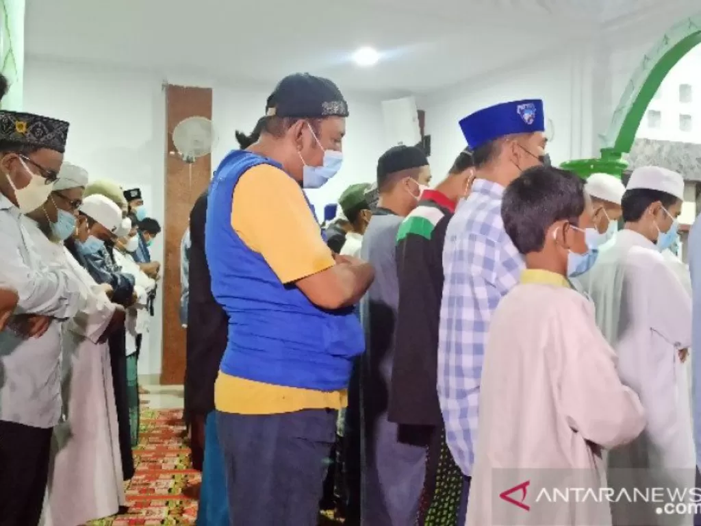 Kerabat almarhum Ustadz Tengku Zulkarnain menggelar shalat ghaib dan doa bersama, Kota Medan, Sumatera Utara pada Senin malam.  (photo/ANTARA/Nur Aprilliana Br Sitorus)