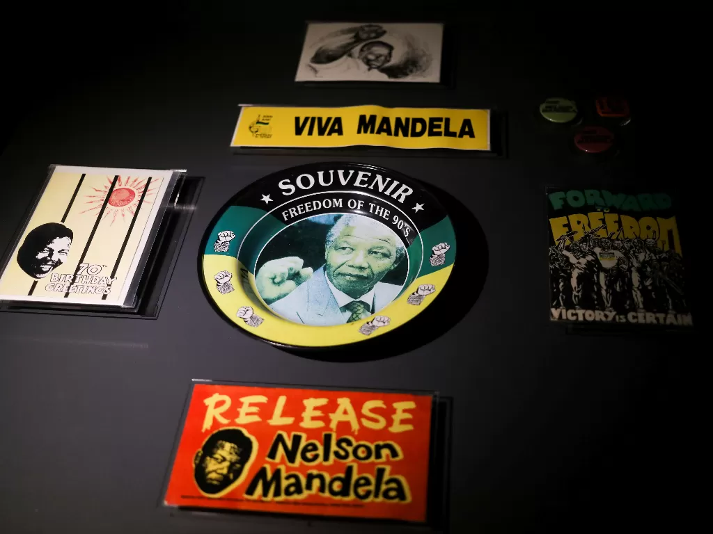 Memorabilia Nelson Mandela (REUTERS/Siphiwe Sibeko)