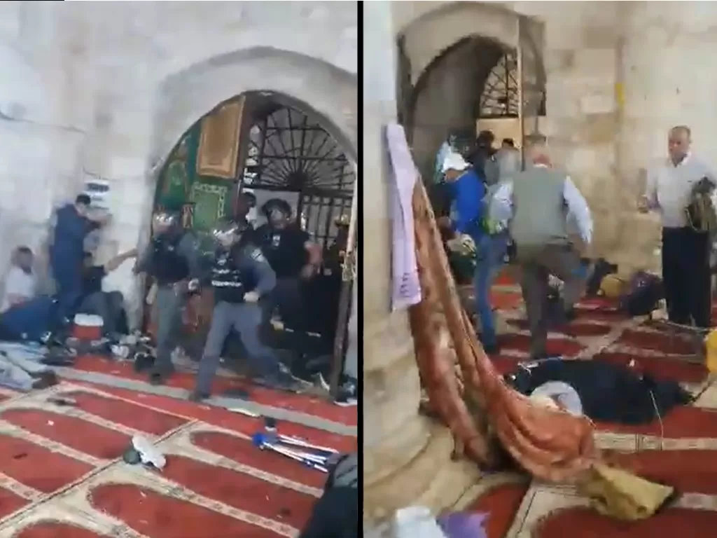 Video pasukan Israel masuk ke Al Aqsa. (Twitter/@arwain).