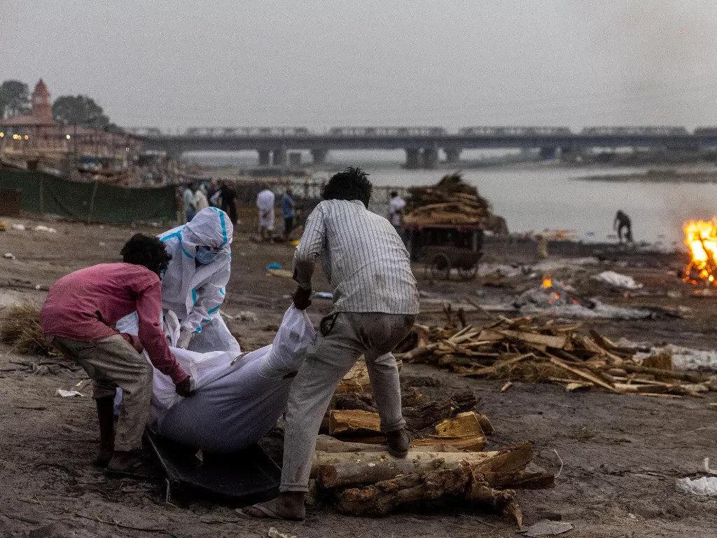 Puluhan mayat terdampar dipinggir sungai (REUTERS/Danish Siddiqui)