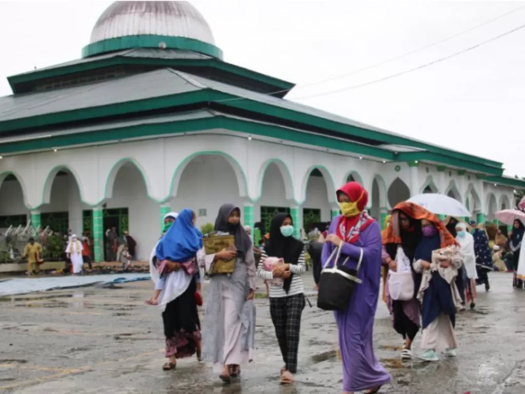 Dokumentasi: Umat Islam meninggalkan Masjid Agung Babussalam seusai mengikuti shalat Idul Adha 1441 H di Timika, Papua, Jumat (31/7/2020). (ANTARA FOTO/Sevianto Pakiding)