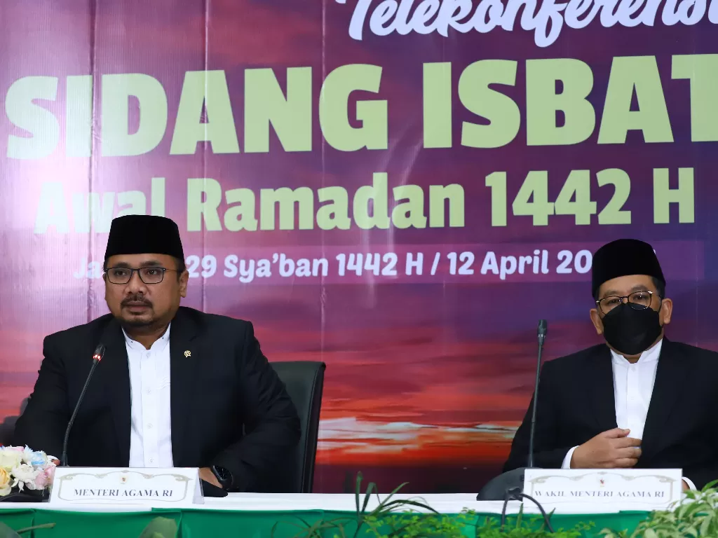 Menteri Agama Yaqut Cholil Qoumas (kiri) didampingi Wakil Menteri Agama Zainut Tauhid Sa'adi (kanan) memberikan keterangan seusai sidang Isbat penentuan awal bulan Ramadhan di Kantor Kemenag Jakarta (ANTARA FOTO/Humas Kemenag/wpa/foc.)