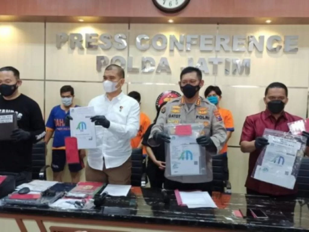 Polisi menunjukkan surat 'swab' palsu yang dibuat oleh para tersangka saat merilis kasus tersebut di Mapolda Jawa Timur, Surabaya, Selasa (11/5/2021).  (photo/ANTARA Jatim/HO-Polda Jatim)