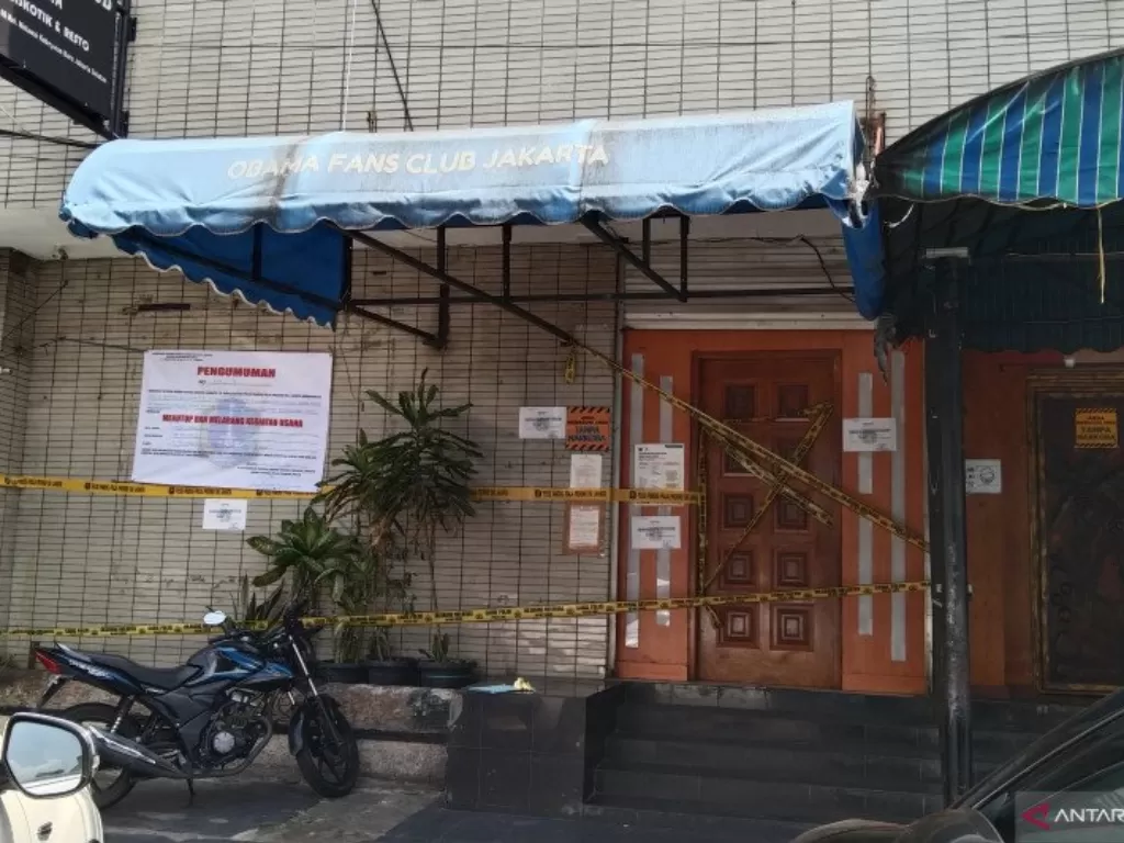 Kafe Obama di Jalan Falatehan I di Kebayoran Baru, Jakarta Selatan sudah dipasangi segel dan garis kuning dari Satpol PP DKI Jakarta, Selasa (11/5/2021). (ANTARA/Dewa Wiguna)