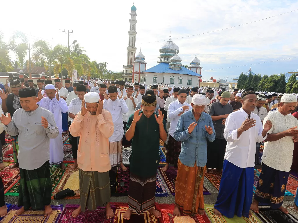Jamaah Tarekat Syattariah melaksanakan shalat Idul fitri 1442 Hijriah di Nagan Raya, Aceh, Rabu (12/5/2021) (Antara)