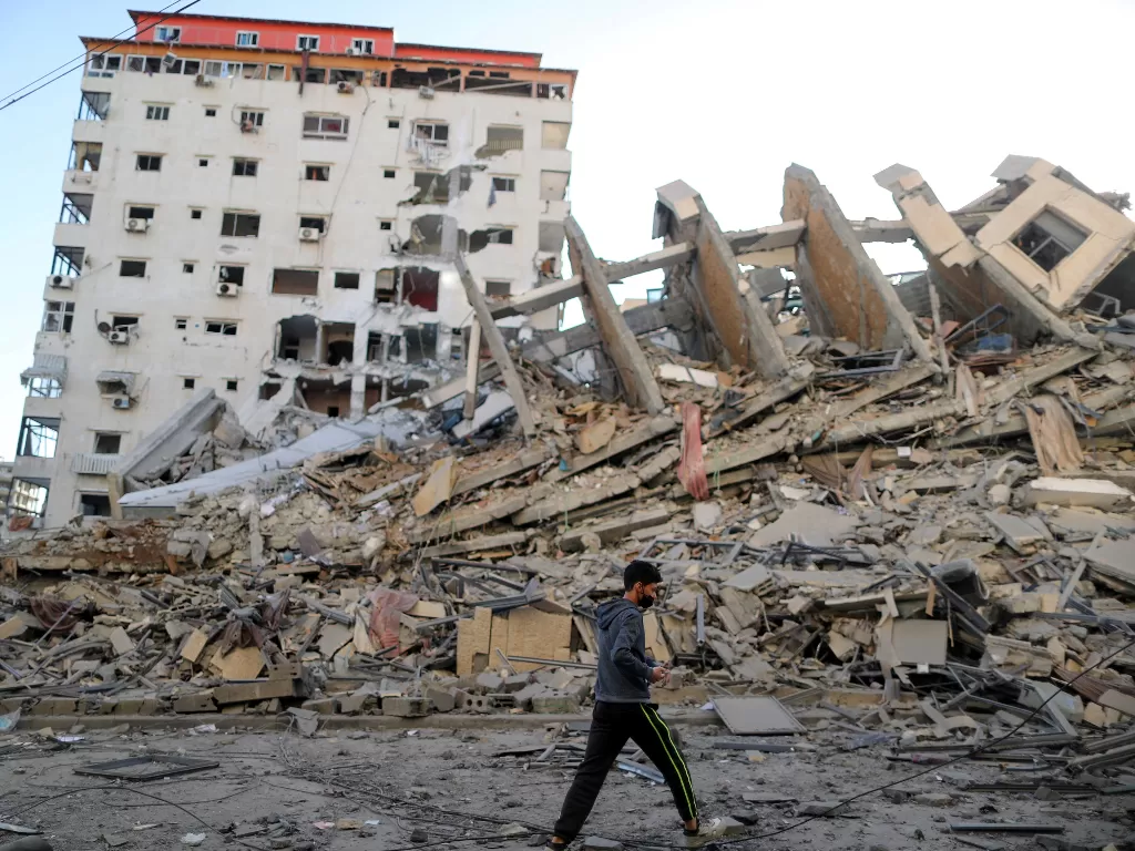  Ssa-sisa bangunan menara yang hancur dalam serangan udara Israel, di tengah gencarnya hubungan Israel-Palestina, di Kota Gaza 12 Mei 2021. (photo/REUTERS/Suhaib Salem)