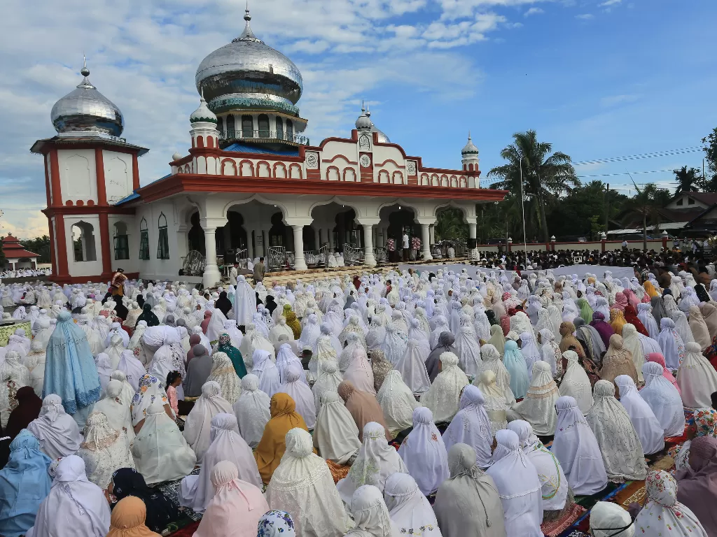 Jamaah Tarekat Syattariah melaksanakan shalat Idul fitri 1442 Hijriah di Nagan Raya, Aceh, Rabu (12/5/2021) (Antara)