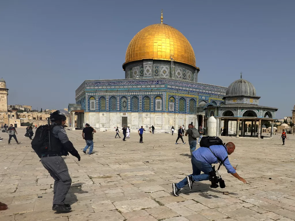 Israel menyerang warga Palestina di Masjid Al Aqsa (REUTERS/Ammar Awad)