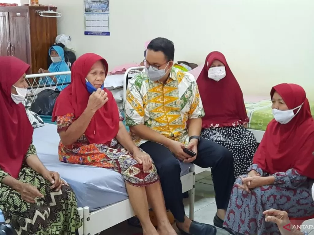 Anies Baswedan menyapa para lansia penghuni Panti Sosial Tresna Werdha Budi Mulia 1 di Cipayung, Jakarta Timur, Rabu (12/5/2021). (photo/ANTARA/Yogi Rachman)