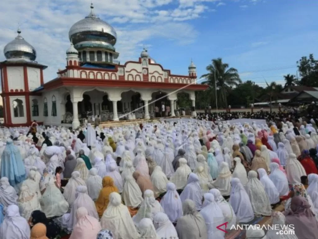 Jamaah Tarekat Syattariah berada di halaman Masjid Syaikhuna Habib Muda Seunagan (Antara Aceh/Syifa Yulinnas)