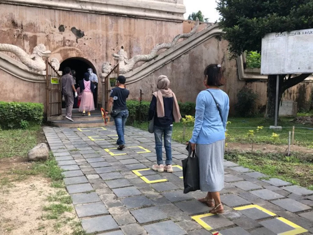 Dokumen - Penerapan protokol kesehatan di salah satu objek wisata di Yogyakarta, Taman Sari, 8 Juli 2020 (photo/ANTARA/Eka AR)