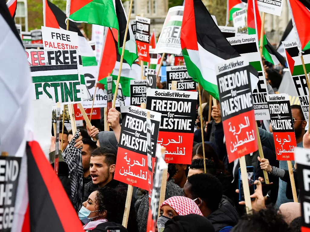 Warga di London berdemo mendukung kemerdekaan Palestina (REUTERS/Toby Melville)