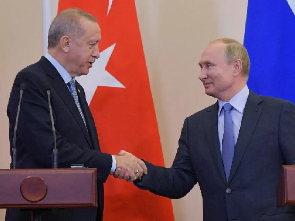 Presiden Rusia Vladimir Putin berjabat tangan dengan Presiden Turki Tayyip Erdogan. (Foto:  REUTERS/Sputnik Alexei/Druzhinin Kremlin)