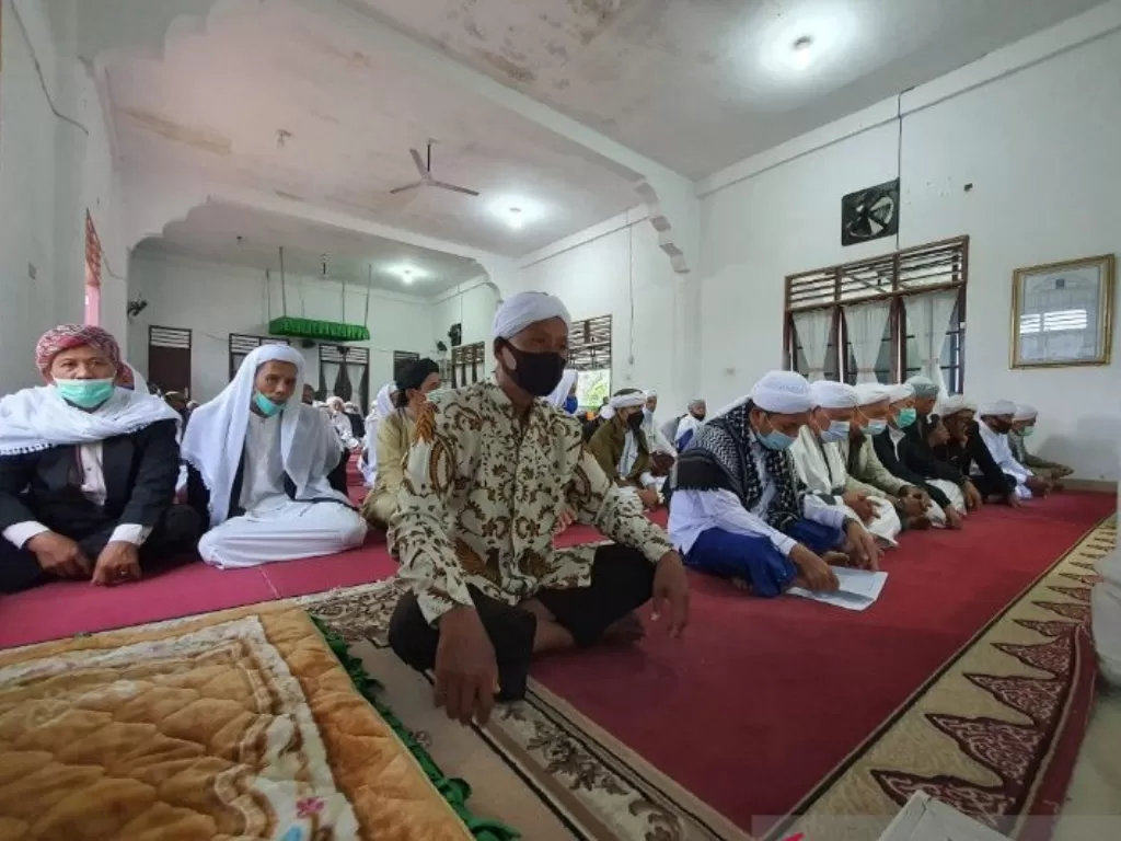 Jemaah Tarekat Naqsabandiyah Al-Kholidiyah Jalaliyah menggelar salat Idul Fitri 1442 Hijriah di Pondok Pesantren Darusshofa Marindal, Kabupaten Deli Serdang, Sumatera Utara pada Rabu pagi. (ANTARA/HO)