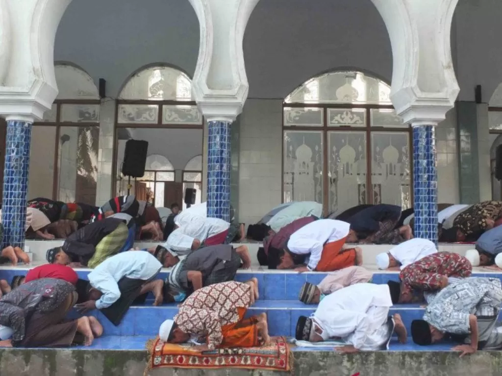 Warga melaksanakan shalat Idul Fitri 1442 Hijriah di masjid yang berada di Pesantren Salafiyah Syafi'iyah di Desa Suger Kidul, Kecamatan Jelbuk, Kabupaten Jember. (ANTARA/Zumrotun Solichah)