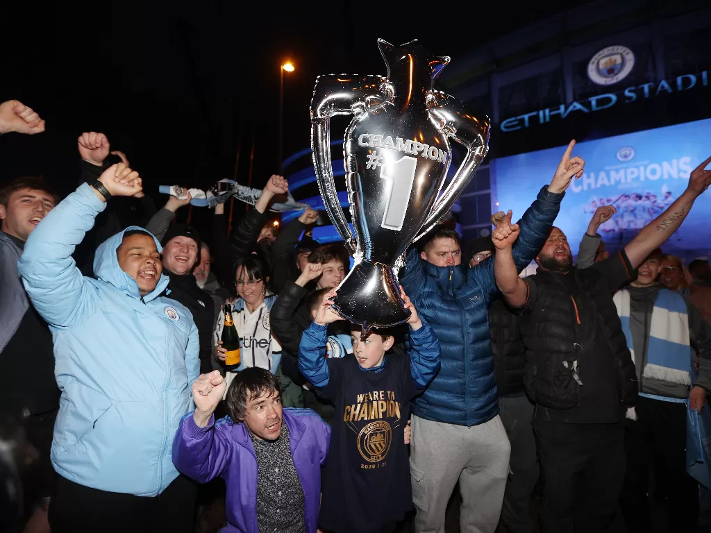 Penggemar Manchester City merayakan kemenangan Liga Premier di luar Stadion Etihad (Reuters/Molly Darlington)