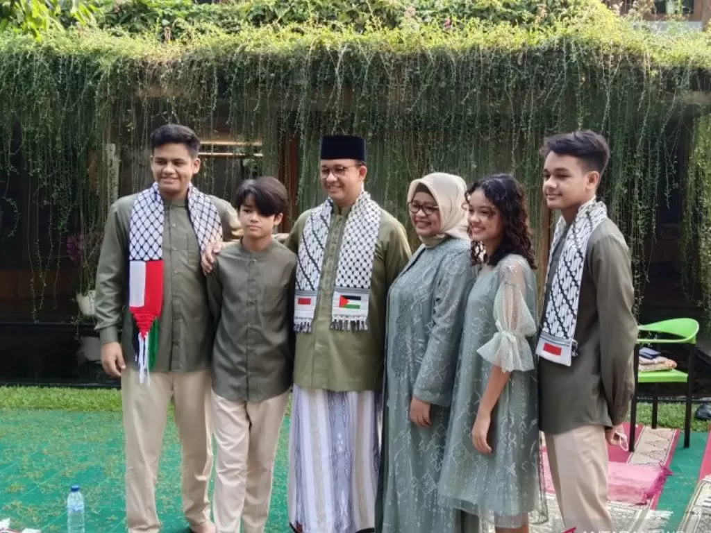 Gubernur Anies Baswedan bersama keluarga mengenakan sorban berbendera Palestina usai melaksanakan Shalat Id di kediaman pribadinya kawasan Lebak Bulus, Jakarta Selatan, Kamis (13/5/2021). (ANTARA/Dewa Ketut Sudiarta Wiguna)