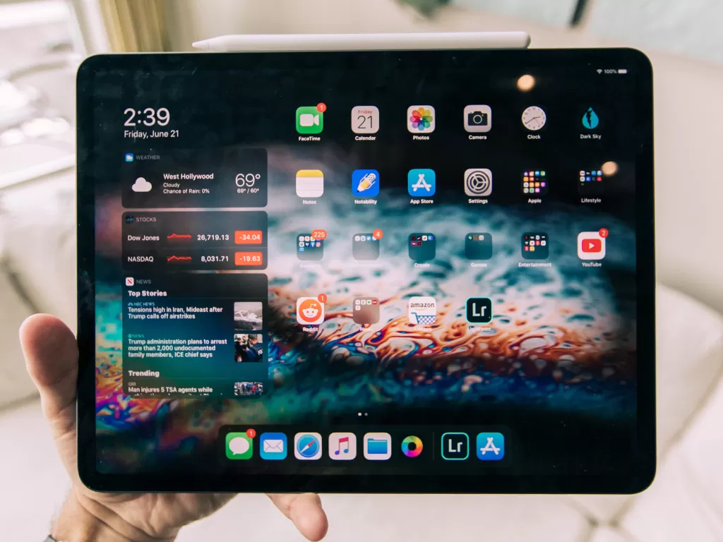 Tampilan tablet iPad Pro buatan Apple (photo/Unsplash/Roberto Nickson)