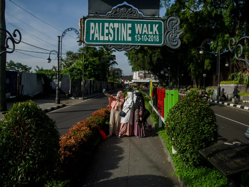 Warga berswafoto di Pedestrian Palestine Walk kawasan Asia Afrika (ANTARA FOTO/Novrian Arbi)