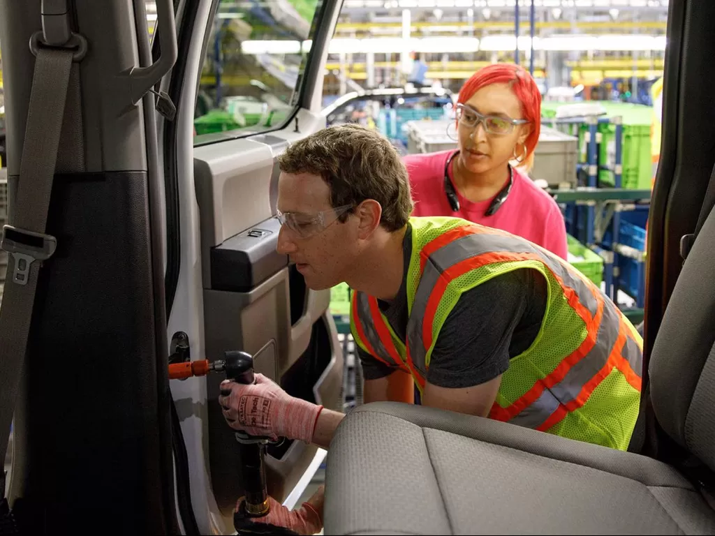 Mark Zuckerberg saat memasang baut di mobil Ford F-150 (photo/Facebook/Mark Zuckerberg)