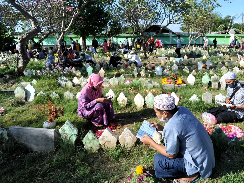  Warga melakukan ziarah kubur di Pemakaman Muslim Wanasari, Denpasar, Bali, Kamis (13/5/2021). (photo/ANTARA FOTO/Fikri Yusuf)