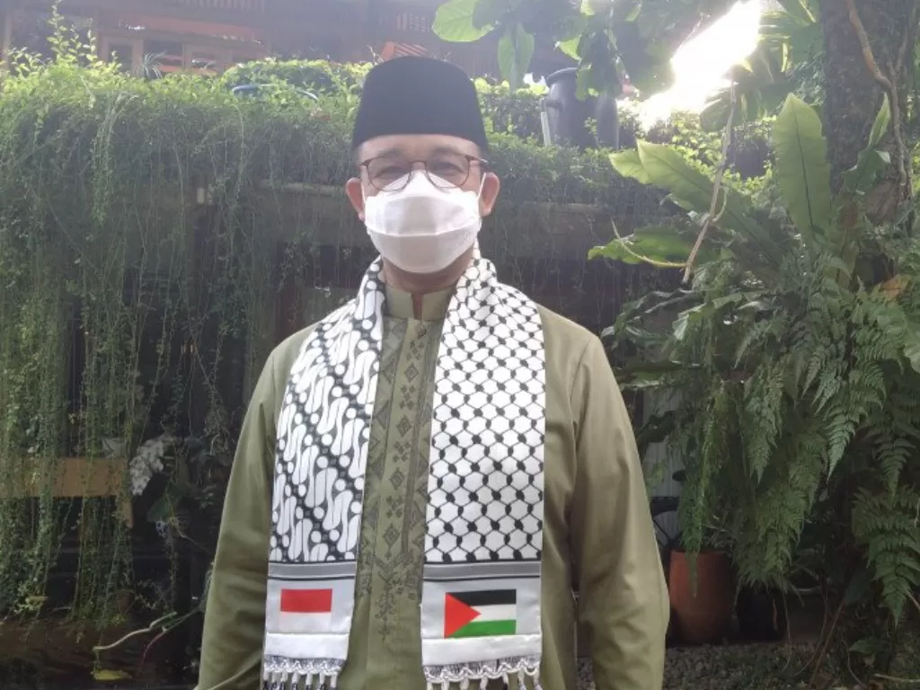 Gubernur Anies Baswedan  mengenakan sorban berbendera Palestina usai melaksanakan Shalat Id di kediaman pribadinya kawasan Lebak Bulus, Jakarta Selatan, Kamis (13/5/2021). (ANTARA/Dewa Ketut Sudiarta)