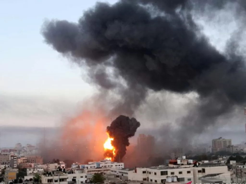 Israel serang Kota Gaza, Palestina dengan rudal yang lebih canggih. (Antara)