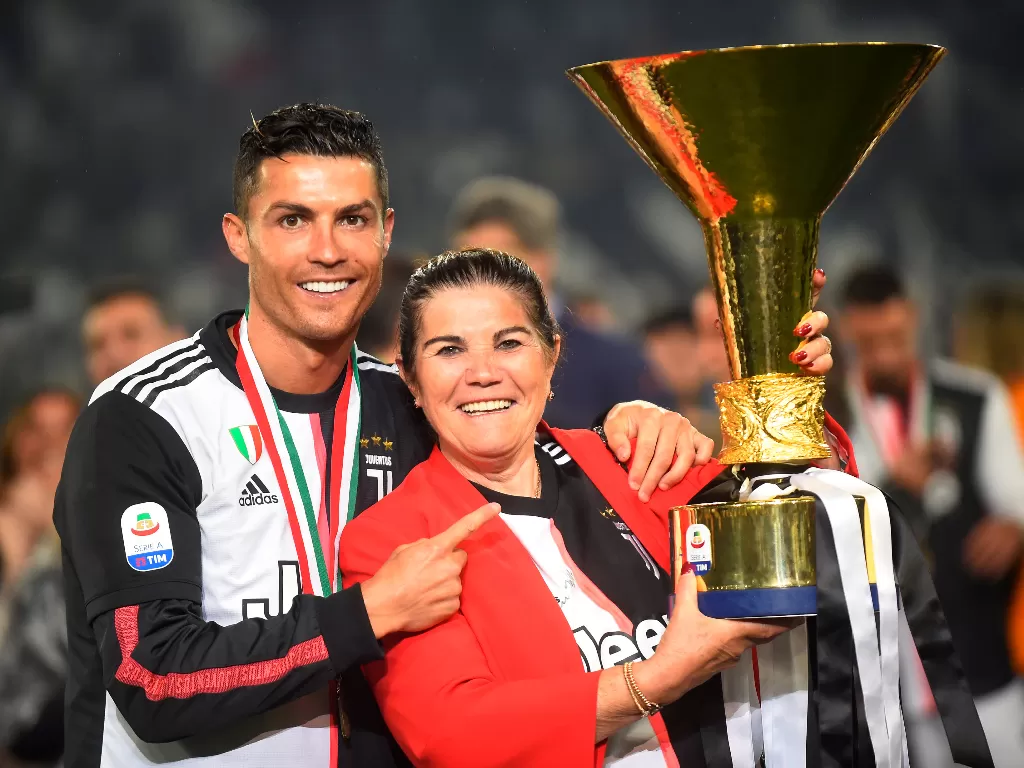 Cristiano Ronaldo dan ibunya. (photo/REUTERS/Massimo Pinca)