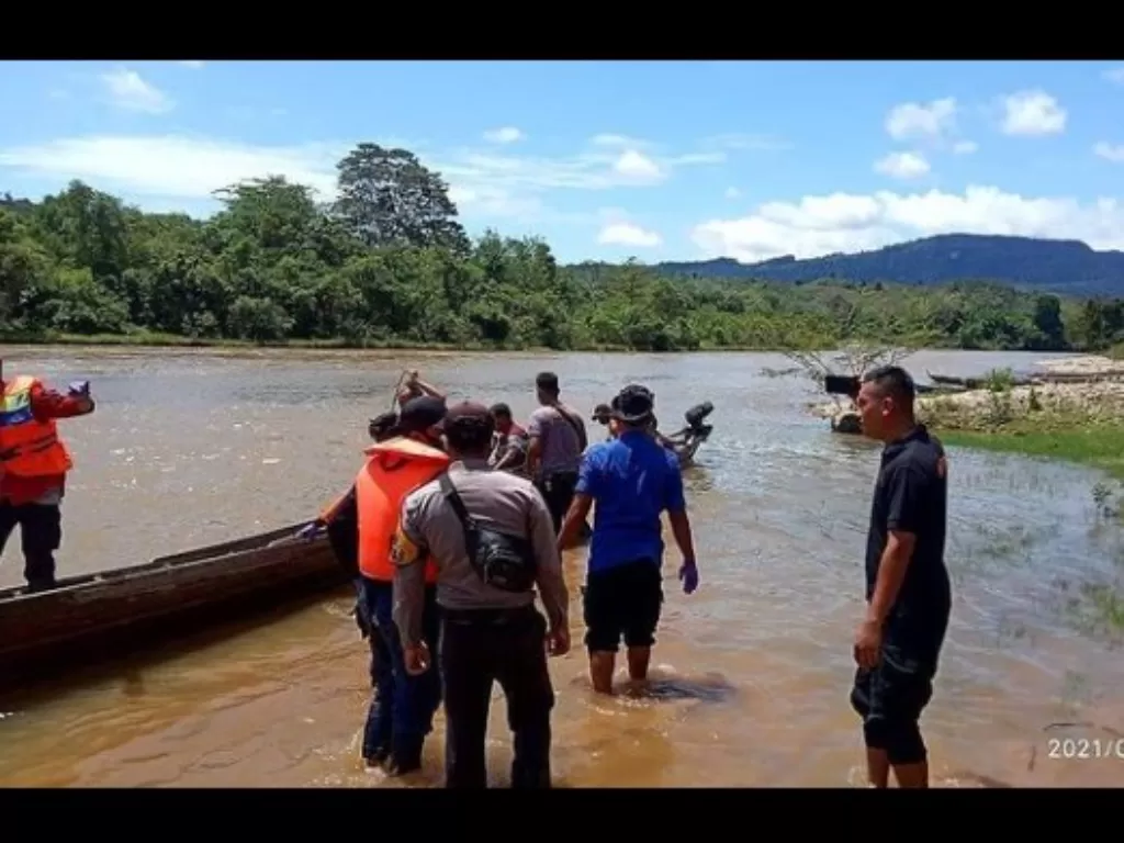 Tim SAR gabungan melakukan pencarian terhadap korban tenggelam di sungai. (Istimewa)