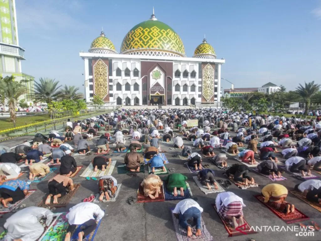 Umat muslim melaksanakan shalat Idul Adha 1441 H di Masjid Raya Darussalaam, Palangkaraya, Kalimantan Tengah, Jumat (31/7/2020). Meskipun pemerintah daerah setempat mengeluarkan surat imbauan untuk melaksanakan shalat id di rumah masing-masing, sejumlah m