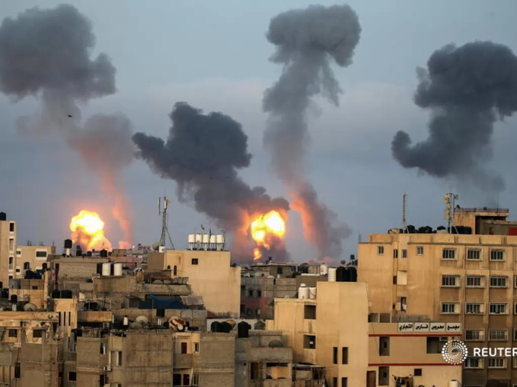 Kondisi gedung-gedung saat Israel meluncurkan serangan melalui udara ke Gaza, Palestina. (REUTERS/Ibraheem Abu Mustafa)
