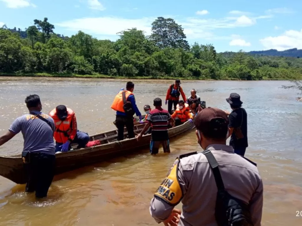 Proses pencarian pemudik hanyut di sungai (Dok. SAR 50 Kota)