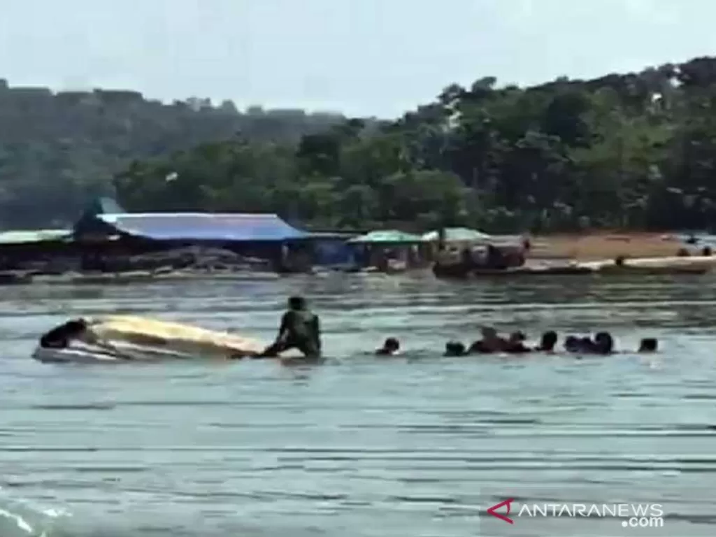 Para penumpang menyelamatkan diri saat perahu yang ditumpangi tenggelam di Waduk Kedung Ombo, Dukuh Bulu, Desa Wonoharjo, Kecamatan Kemusu Kabupaten Boyolali, Jawa Tengah, Sabtu (15/5/2021). (photo/ANTARA/HO istimewa)