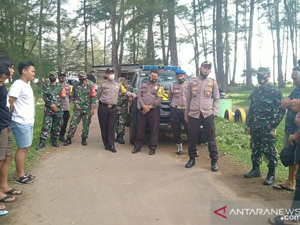 Petugas gabungan dari Kepolisian Resor Kabupaten Mukomuko, Polda Bengkulu bersama TNI membubarkan masyarakat yang berkunjung ke dua tempat wisata di Kecamatan Ipuh, Sabtu (15/5/2021). (photo/ANTARA/HO)