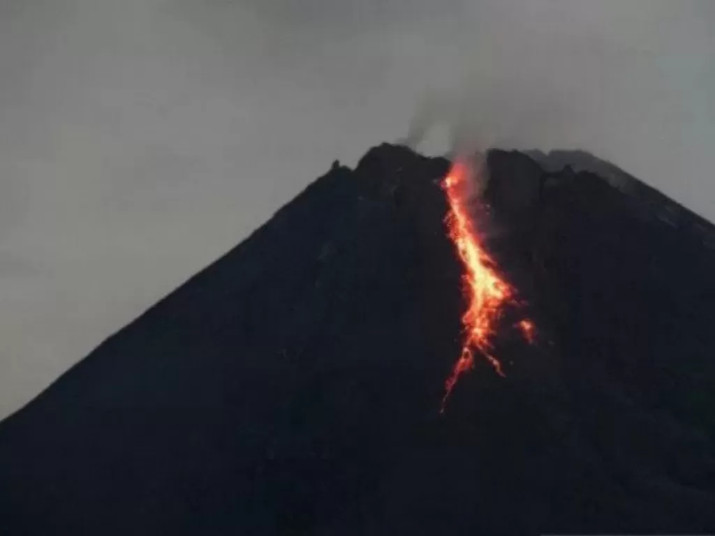 Ilustrasi:  Arsip Foto - Pemandangan Gunung Merapi yang sedang mengeluarkan lava pijar terlihat dari Tunggularum, Wonokerto, Turi, Sleman, D.I Yogyakarta, Rabu (7/1/2021). (ANTARA FOTO/Andreas Fitri Atmoko) 