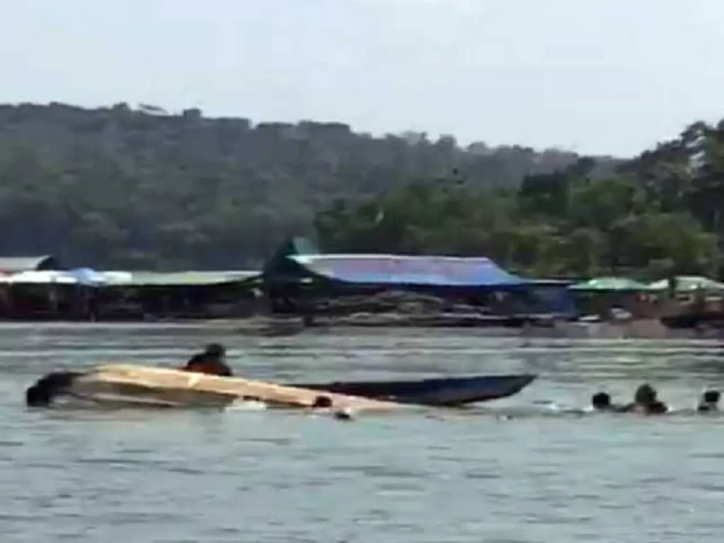  Para penumpang perahu penggelam saat berusaha penyelamatkan diri di Waduk Kedung Ombo (WKO) Dukuh Bulu, Desa Wonoharjo, Kecamatan Kemusu, Kabupaten Boyolali Jawa Tengah, Sabtu (15/5/2021). (ANTARA/HO istimewa) 