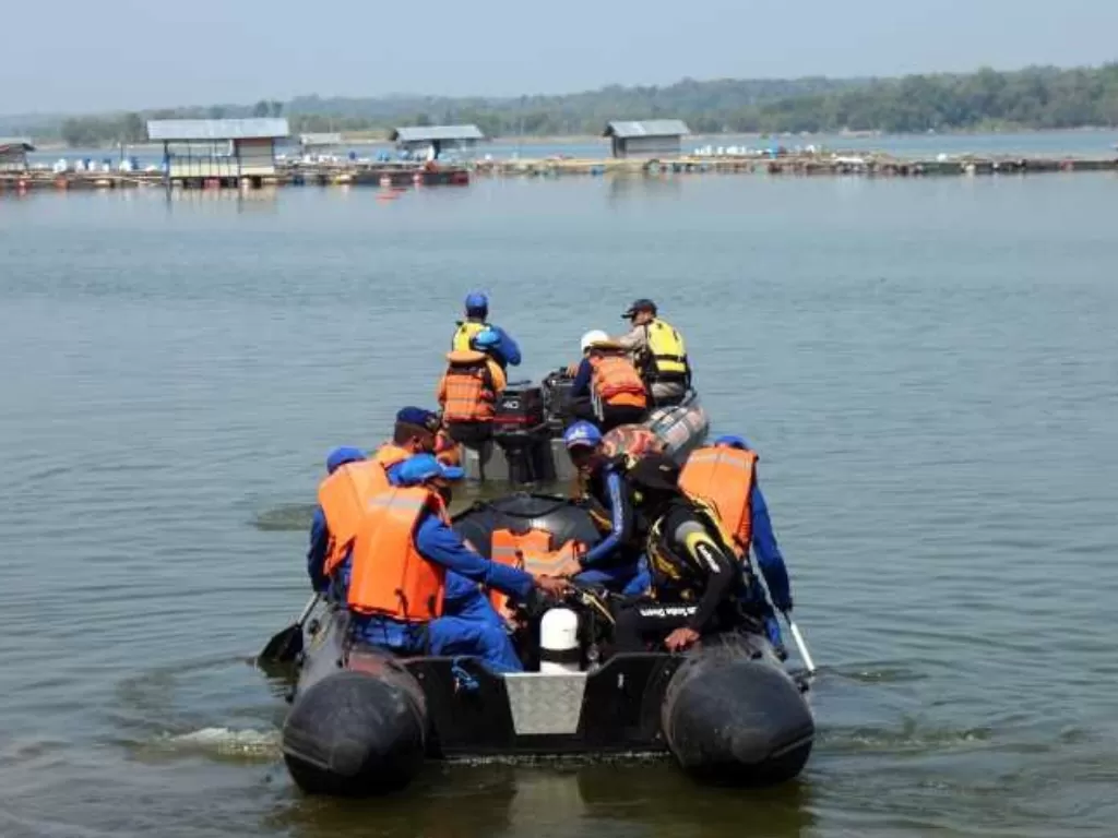  Tim SAR gabungan berupaya menemukan korban kecelakaan perahu di Waduk Kedung Ombo di Dukuh Bulu, Desa Wonoharjo, Kabupaten Boyolali, Jawa Tengah, Minggu (16/5/2021). (ANTARA/Bambang Dwi Marwoto) 