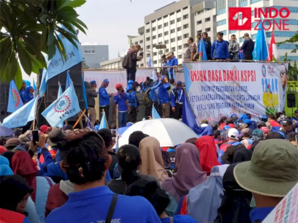 Suasana Unjuk Rasa Massa Buruh dan Perwakilan KSPSI di Depan Gedung DPR/MPR RI Jakarta. (INDOZONE).
