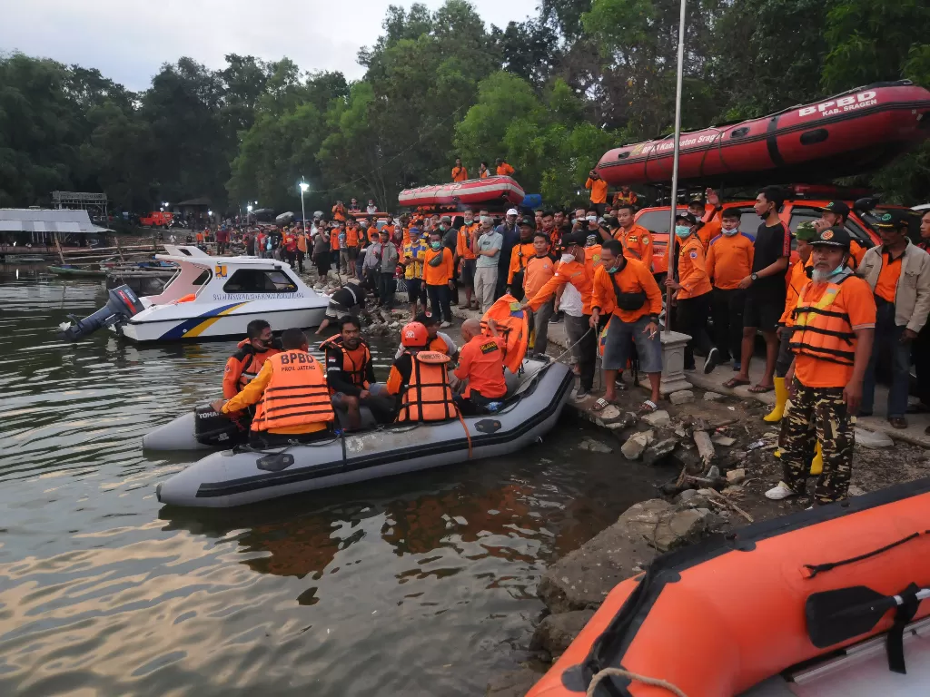 Sejumlah relawan bersiap untuk mengevakuasi korban tenggelamnya perahu rombongan wisata di Waduk Kedung Ombo, Wonoharjo, Kemusu, Boyolali, Jawa Tengah, Sabtu (15/5/2021).  (photo/ANTARA FOTO/Aloysius Jarot Nugroho)