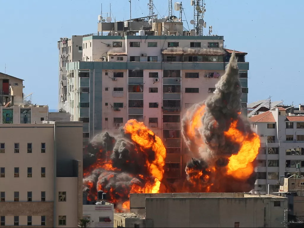 Gedung al-Jalaa yang menampung kantor media Associated Press (AP) dan Al Jazeera dilanda serangan udara Israel di Kota Gaza, 15 Mei 2021. (photo/REUTERS/Ashraf Abu)