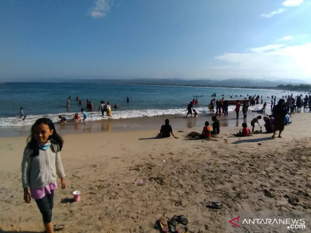 Para pengunjung berada di kawasan Pantai Santolo di Kabupaten Garut, Jawa Barat. (ANTARA/Feri Purnama)