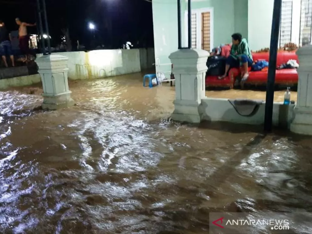 Warga bertahan di rumah masing-masing saat banjir bandang melanda enam desa di Kecamatan Deleng Pokhkison, Kabupaten Aceh Tenggara, Provinsi Aceh, Minggu (16/5/2021) malam. (photo/ANTARA/HO-Dok. BPBD Aceh Tenggara)
