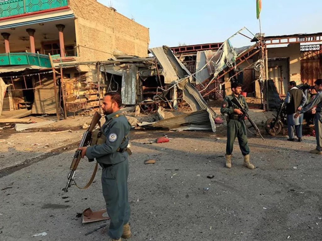 Ilustrasi: Dokumentasi - Sejumlah polisi Afghanistan berjaga di lokasi bom bunuh diri dengan mobil di Jalalabad, Afghanistan, Jumat (25/10/2019). (REUTERS/PARWIZ) 