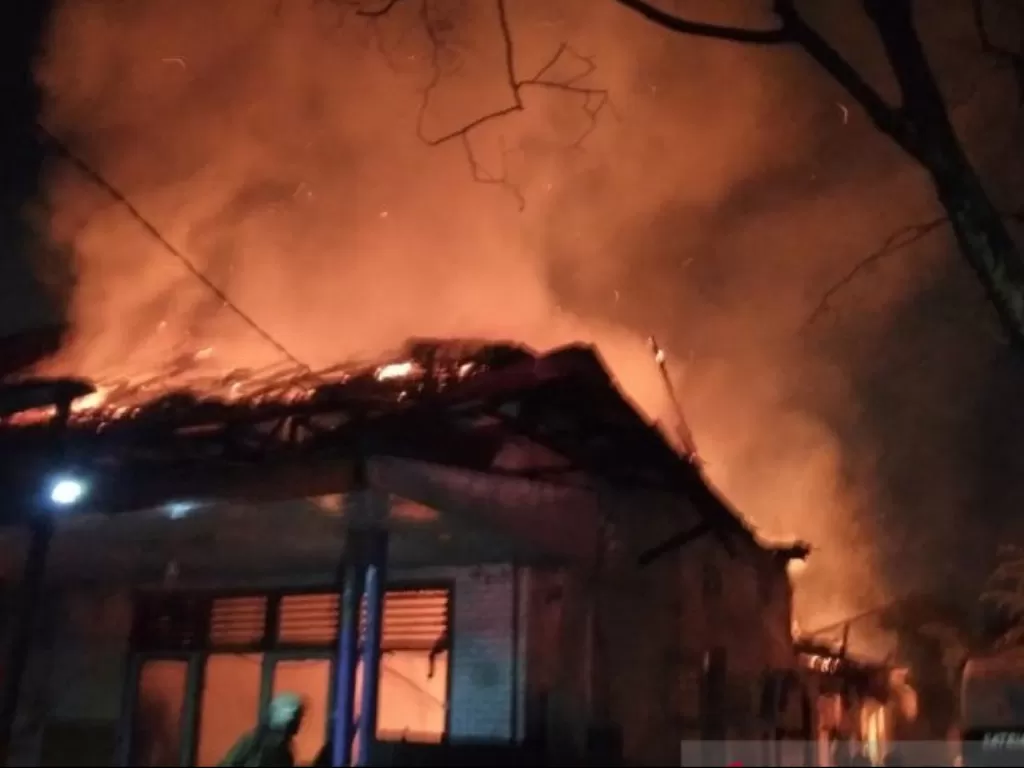  Api melahap rumah warga di Manggarai, Tebet, Jakarta Selatan, Sabtu (15/5/2021). (ANTARA/HO-Dinas Pemadaman DKI Jakarta) 