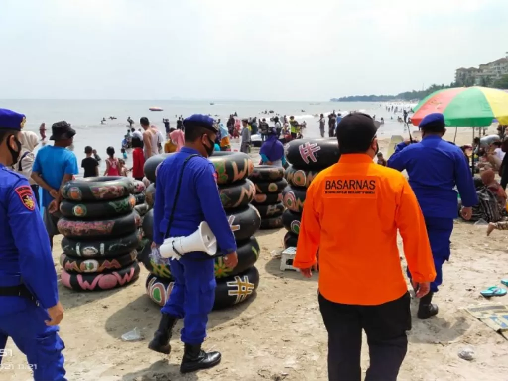  Sejumlah personel Basarnas Provinsi Banten menjalankan tugas di salah satu lokasi wisata pantai setempat guna mengantisipasi kecelakaan laut. (ANTARA) 