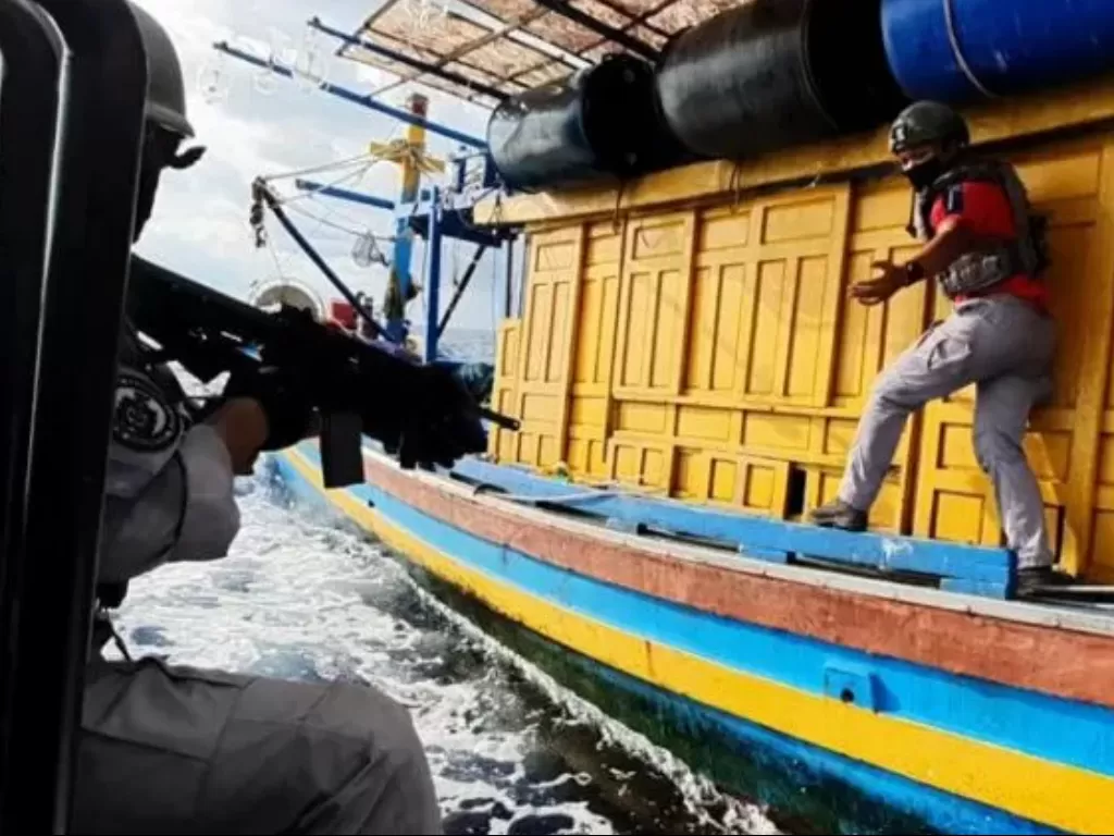 Petugas Badan Keamanan Laut tengah menghentikan kapal ikan Vietnam di perairan Natuna. (Antara)