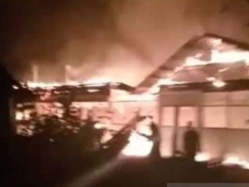 Kios warga yang terbakar di pasar kawasan Gampong Kaloy, Kecamatan Tamiang Hulu, Kabupaten Aceh Tamiang (Antara)