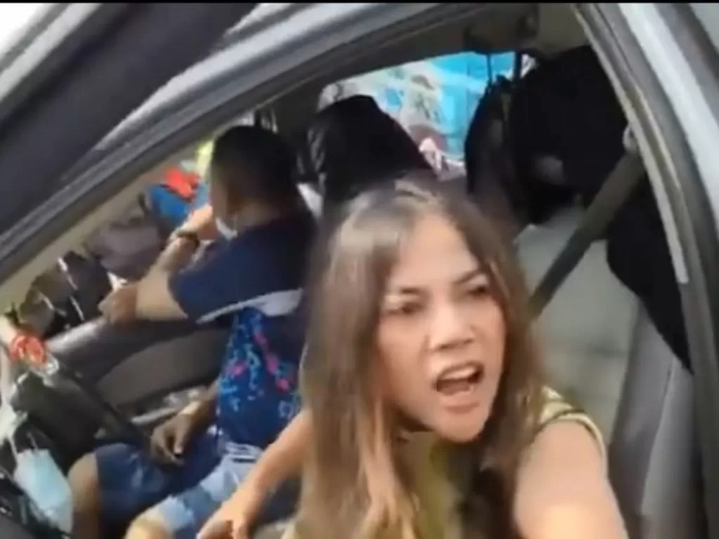 Wanita mengamuk ke petugas yang meminta kendaraannya untuk putar balik ketika hendak ke Pantai Anyer (istimewa)