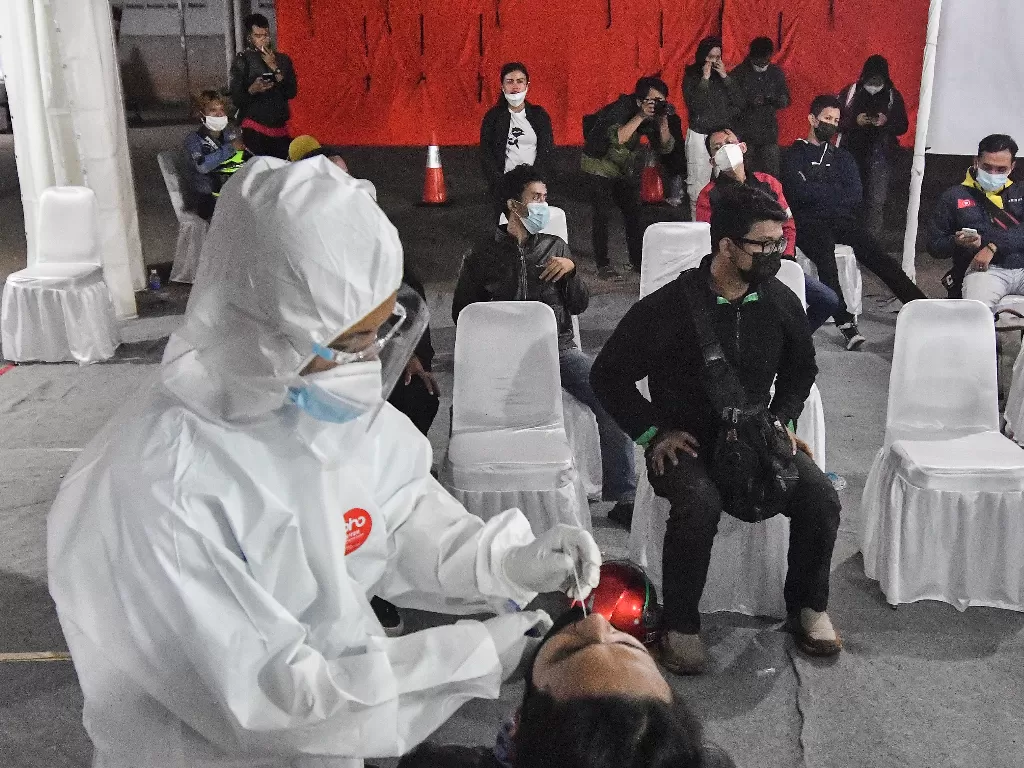 Petugas medis melakukan tes usap antigen (ANTARA FOTO/ Fakhri Hermansyah)